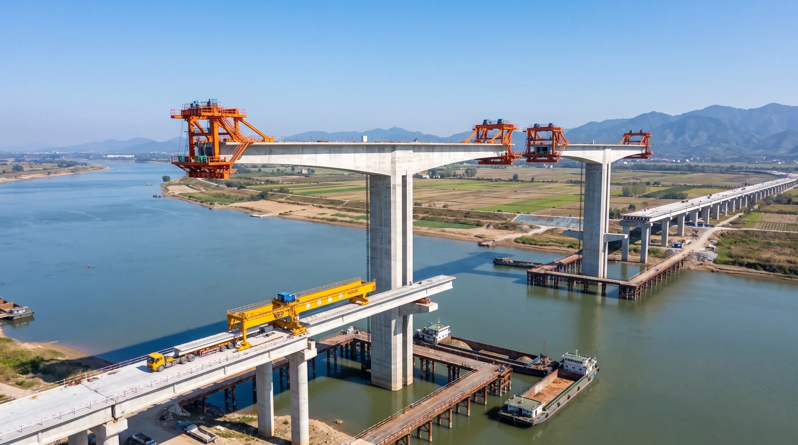 正在施工的跨河大桥鸟瞰：河中两个高墩上对称悬臂浇筑的 T 构挂着挂篮，引桥上架桥机正在落梁